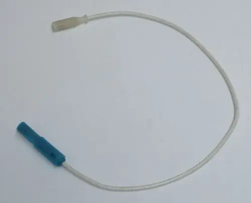Daikin Zündkabel mit Entstörwiderstand, ein Kabel mit einen Blau-weißen Stecker an einem Ende, verbunden durch einen flexiblen Faden, auf einfachem Hintergrund.